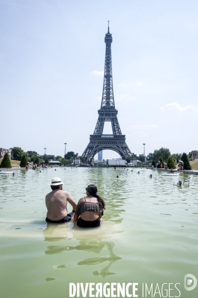Canicule, forte chaleur a Paris, baignade au Trocadero