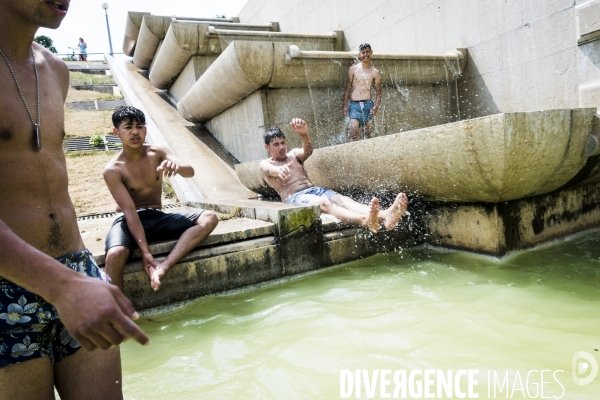 Canicule, forte chaleur a Paris, baignade au Trocadero