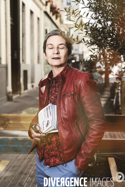 CAROLINE MECARY En campagne dans le 11eme à Paris