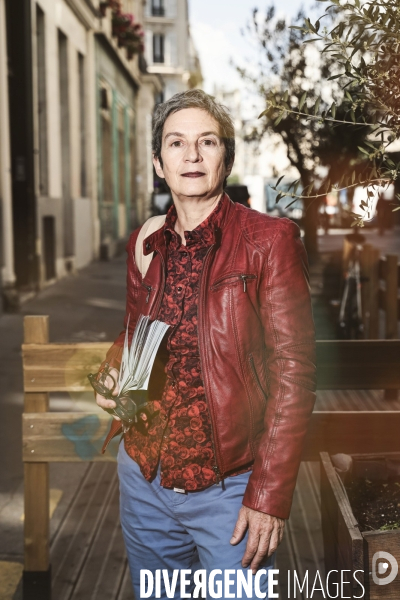 CAROLINE MECARY En campagne dans le 11eme à Paris