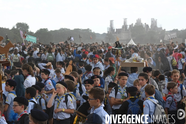 Orage pendant le rassemblement de 30 000 Scouts Unitaires de France à Chambord pour fêter les 50 ans du mouvement, 12 000 jeunes scouts mis à l abri en urgence dans le château de Chambord