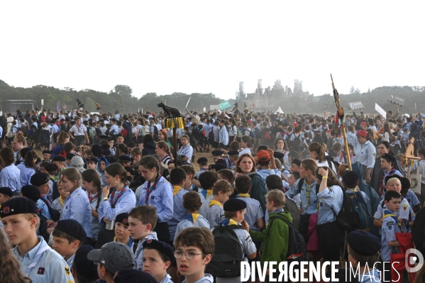 Orage pendant le rassemblement de 30 000 Scouts Unitaires de France à Chambord pour fêter les 50 ans du mouvement, 12 000 jeunes scouts mis à l abri en urgence dans le château de Chambord