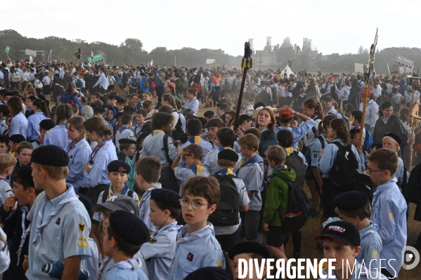 Orage pendant le rassemblement de 30 000 Scouts Unitaires de France à Chambord pour fêter les 50 ans du mouvement, 12 000 jeunes scouts mis à l abri en urgence dans le château de Chambord