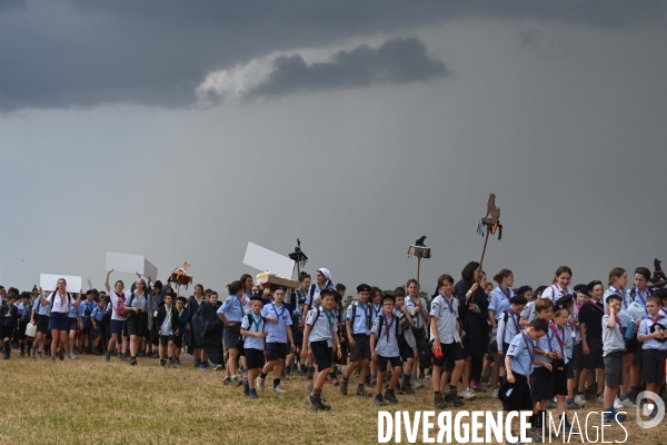 Orage pendant le rassemblement de 30 000 Scouts Unitaires de France à Chambord pour fêter les 50 ans du mouvement, 12 000 jeunes scouts mis à l abri en urgence dans le château de Chambord