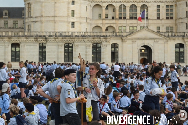 Orage pendant le rassemblement de 30 000 Scouts Unitaires de France à Chambord pour fêter les 50 ans du mouvement, 12 000 jeunes scouts mis à l abri en urgence dans le château de Chambord