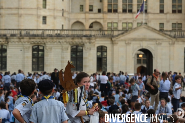 Orage pendant le rassemblement de 30 000 Scouts Unitaires de France à Chambord pour fêter les 50 ans du mouvement, 12 000 jeunes scouts mis à l abri en urgence dans le château de Chambord