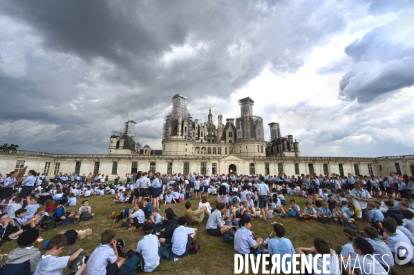 Orage pendant le rassemblement de 30 000 Scouts Unitaires de France à Chambord pour fêter les 50 ans du mouvement, 12 000 jeunes scouts mis à l abri en urgence dans le château de Chambord