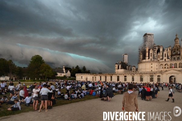 Orage pendant le rassemblement de 30 000 Scouts Unitaires de France à Chambord pour fêter les 50 ans du mouvement, 12 000 jeunes scouts mis à l abri en urgence dans le château de Chambord