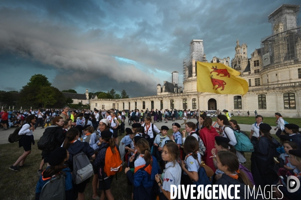 Orage pendant le rassemblement de 30 000 Scouts Unitaires de France à Chambord pour fêter les 50 ans du mouvement, 12 000 jeunes scouts mis à l abri en urgence dans le château de Chambord