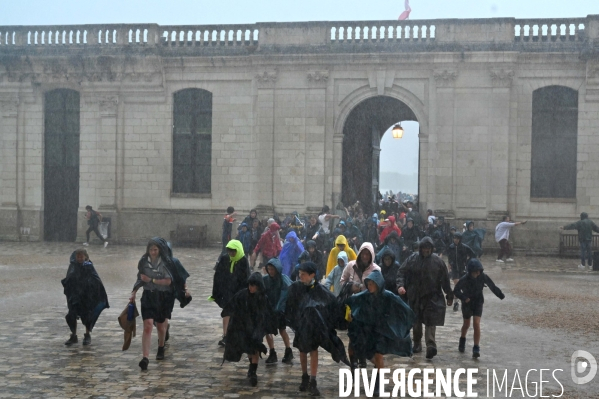 Orage pendant le rassemblement de 30 000 Scouts Unitaires de France à Chambord pour fêter les 50 ans du mouvement, 12 000 jeunes scouts mis à l abri en urgence dans le château de Chambord