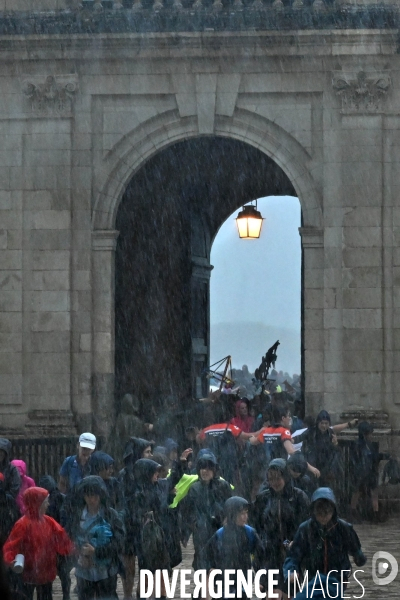 Orage pendant le rassemblement de 30 000 Scouts Unitaires de France à Chambord pour fêter les 50 ans du mouvement, 12 000 jeunes scouts mis à l abri en urgence dans le château de Chambord