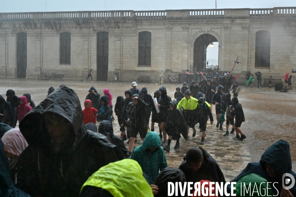 Orage pendant le rassemblement de 30 000 Scouts Unitaires de France à Chambord pour fêter les 50 ans du mouvement, 12 000 jeunes scouts mis à l abri en urgence dans le château de Chambord