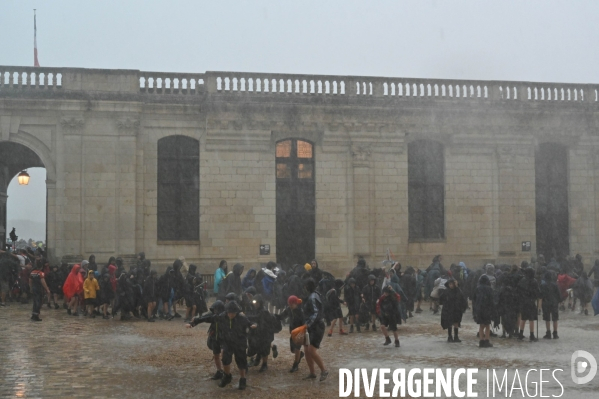 Orage pendant le rassemblement de 30 000 Scouts Unitaires de France à Chambord pour fêter les 50 ans du mouvement, 12 000 jeunes scouts mis à l abri en urgence dans le château de Chambord