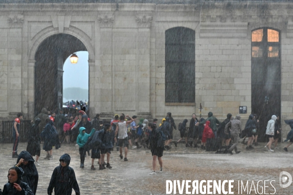 Orage pendant le rassemblement de 30 000 Scouts Unitaires de France à Chambord pour fêter les 50 ans du mouvement, 12 000 jeunes scouts mis à l abri en urgence dans le château de Chambord