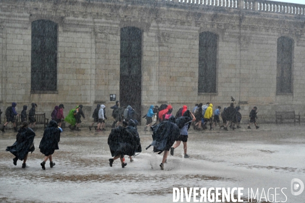 Orage pendant le rassemblement de 30 000 Scouts Unitaires de France à Chambord pour fêter les 50 ans du mouvement, 12 000 jeunes scouts mis à l abri en urgence dans le château de Chambord