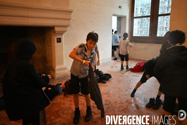 Orage pendant le rassemblement de 30 000 Scouts Unitaires de France à Chambord pour fêter les 50 ans du mouvement, 12 000 jeunes scouts mis à l abri en urgence dans le château de Chambord