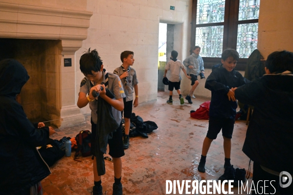 Orage pendant le rassemblement de 30 000 Scouts Unitaires de France à Chambord pour fêter les 50 ans du mouvement, 12 000 jeunes scouts mis à l abri en urgence dans le château de Chambord