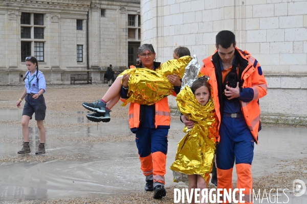 Orage pendant le rassemblement de 30 000 Scouts Unitaires de France à Chambord pour fêter les 50 ans du mouvement, 12 000 jeunes scouts mis à l abri en urgence dans le château de Chambord