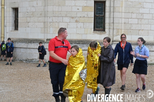 Orage pendant le rassemblement de 30 000 Scouts Unitaires de France à Chambord pour fêter les 50 ans du mouvement, 12 000 jeunes scouts mis à l abri en urgence dans le château de Chambord