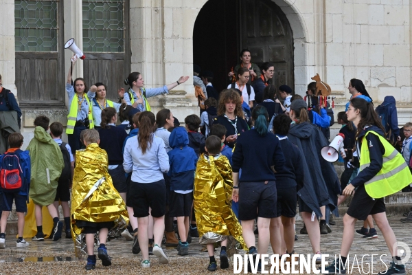 Orage pendant le rassemblement de 30 000 Scouts Unitaires de France à Chambord pour fêter les 50 ans du mouvement, 12 000 jeunes scouts mis à l abri en urgence dans le château de Chambord