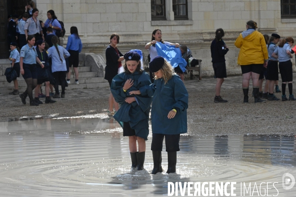 Orage pendant le rassemblement de 30 000 Scouts Unitaires de France à Chambord pour fêter les 50 ans du mouvement, 12 000 jeunes scouts mis à l abri en urgence dans le château de Chambord