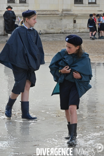 Orage pendant le rassemblement de 30 000 Scouts Unitaires de France à Chambord pour fêter les 50 ans du mouvement, 12 000 jeunes scouts mis à l abri en urgence dans le château de Chambord