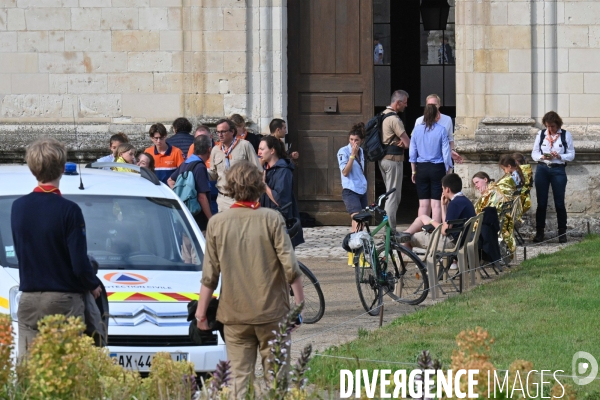 Orage pendant le rassemblement de 30 000 Scouts Unitaires de France à Chambord pour fêter les 50 ans du mouvement, 12 000 jeunes scouts mis à l abri en urgence dans le château de Chambord