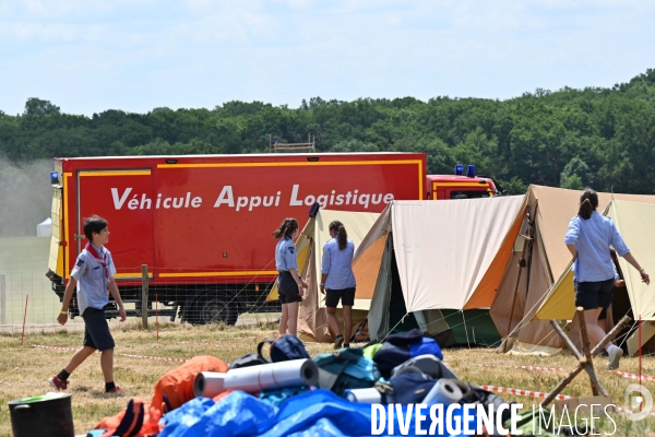 Orage pendant le rassemblement de 30 000 Scouts Unitaires de France à Chambord pour fêter les 50 ans du mouvement, 12 000 jeunes scouts mis à l abri en urgence dans le château de Chambord