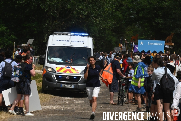 Orage pendant le rassemblement de 30 000 Scouts Unitaires de France à Chambord pour fêter les 50 ans du mouvement, 12 000 jeunes scouts mis à l abri en urgence dans le château de Chambord