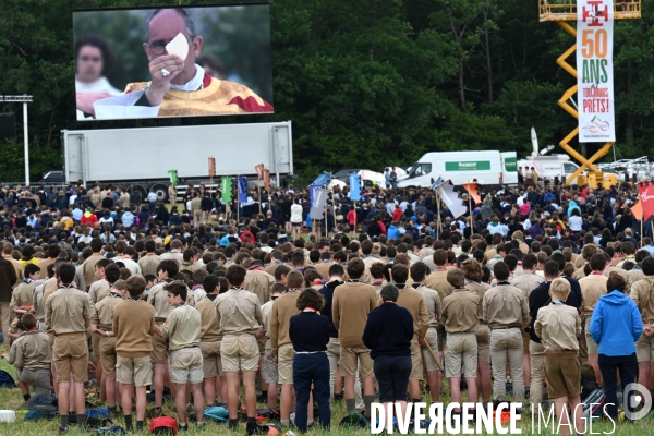 Messe de la Pentecôte des  Scouts Unitaires de France lors de leur rassemblement  à Chambord pour fêter les 50 ans du mouvement.