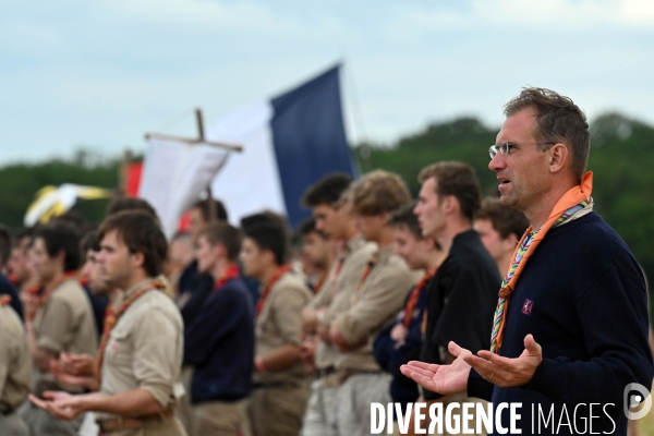 Messe de la Pentecôte des  Scouts Unitaires de France lors de leur rassemblement  à Chambord pour fêter les 50 ans du mouvement.