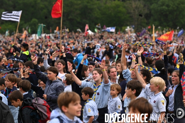 Messe de la Pentecôte des  Scouts Unitaires de France lors de leur rassemblement  à Chambord pour fêter les 50 ans du mouvement.