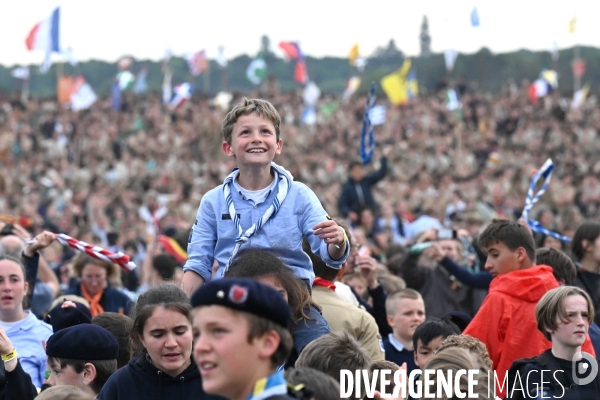 Messe de la Pentecôte des  Scouts Unitaires de France lors de leur rassemblement  à Chambord pour fêter les 50 ans du mouvement.