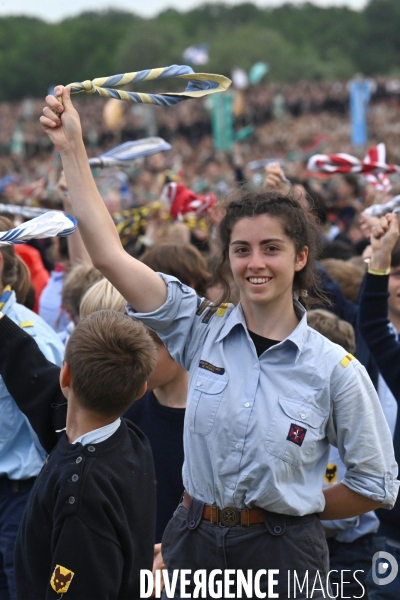 Messe de la Pentecôte des  Scouts Unitaires de France lors de leur rassemblement  à Chambord pour fêter les 50 ans du mouvement.