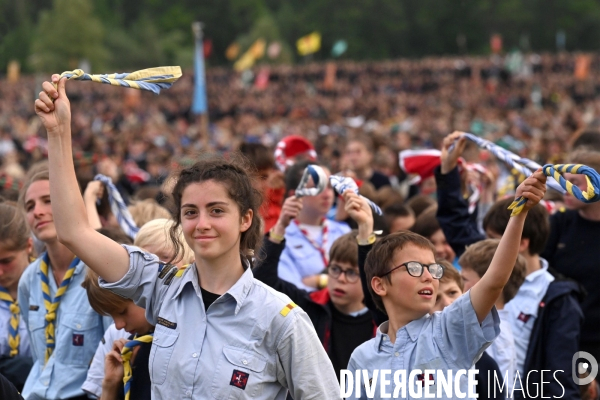 Messe de la Pentecôte des  Scouts Unitaires de France lors de leur rassemblement  à Chambord pour fêter les 50 ans du mouvement.