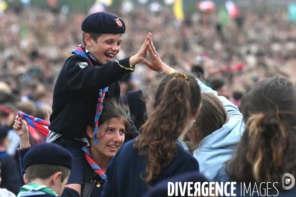 Messe de la Pentecôte des  Scouts Unitaires de France lors de leur rassemblement  à Chambord pour fêter les 50 ans du mouvement.