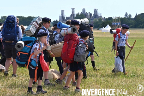 Rassemblement de 30 000 Scouts Unitaires de France à Chambord pour fêter les 50 ans du mouvement,