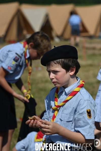 Rassemblement de 30 000 Scouts Unitaires de France à Chambord pour fêter les 50 ans du mouvement,