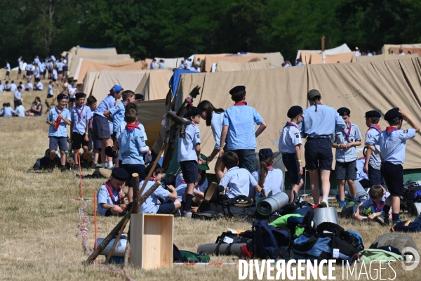 Rassemblement de 30 000 Scouts Unitaires de France à Chambord pour fêter les 50 ans du mouvement,