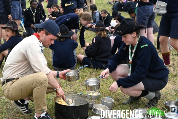 Rassemblement de 30 000 Scouts Unitaires de France à Chambord pour fêter les 50 ans du mouvement,