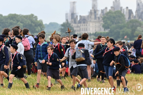 Rassemblement de 30 000 Scouts Unitaires de France à Chambord pour fêter les 50 ans du mouvement,