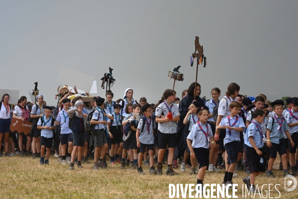 Rassemblement de 30 000 Scouts Unitaires de France à Chambord pour fêter les 50 ans du mouvement,