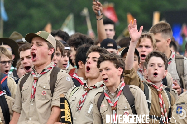 Rassemblement de 30 000 Scouts Unitaires de France à Chambord pour fêter les 50 ans du mouvement,