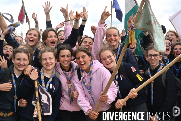 Rassemblement de 30 000 Scouts Unitaires de France à Chambord pour fêter les 50 ans du mouvement,