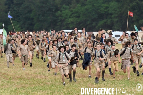 Rassemblement de 30 000 Scouts Unitaires de France à Chambord pour fêter les 50 ans du mouvement,