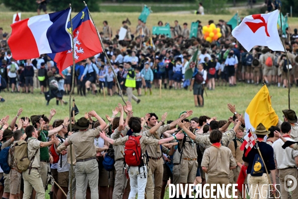 Rassemblement de 30 000 Scouts Unitaires de France à Chambord pour fêter les 50 ans du mouvement,