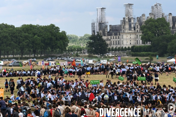 Rassemblement de 30 000 Scouts Unitaires de France à Chambord pour fêter les 50 ans du mouvement,