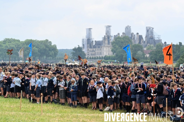 Rassemblement de 30 000 Scouts Unitaires de France à Chambord pour fêter les 50 ans du mouvement,