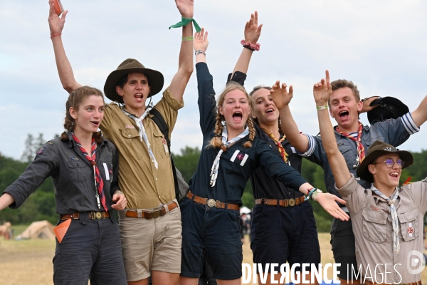 Rassemblement de 30 000 Scouts Unitaires de France à Chambord pour fêter les 50 ans du mouvement,