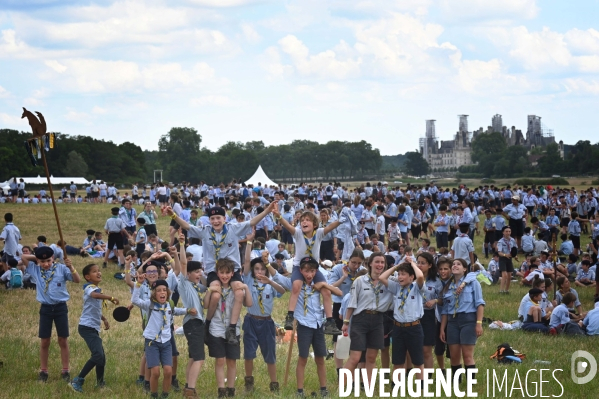 Rassemblement de 30 000 Scouts Unitaires de France à Chambord pour fêter les 50 ans du mouvement,